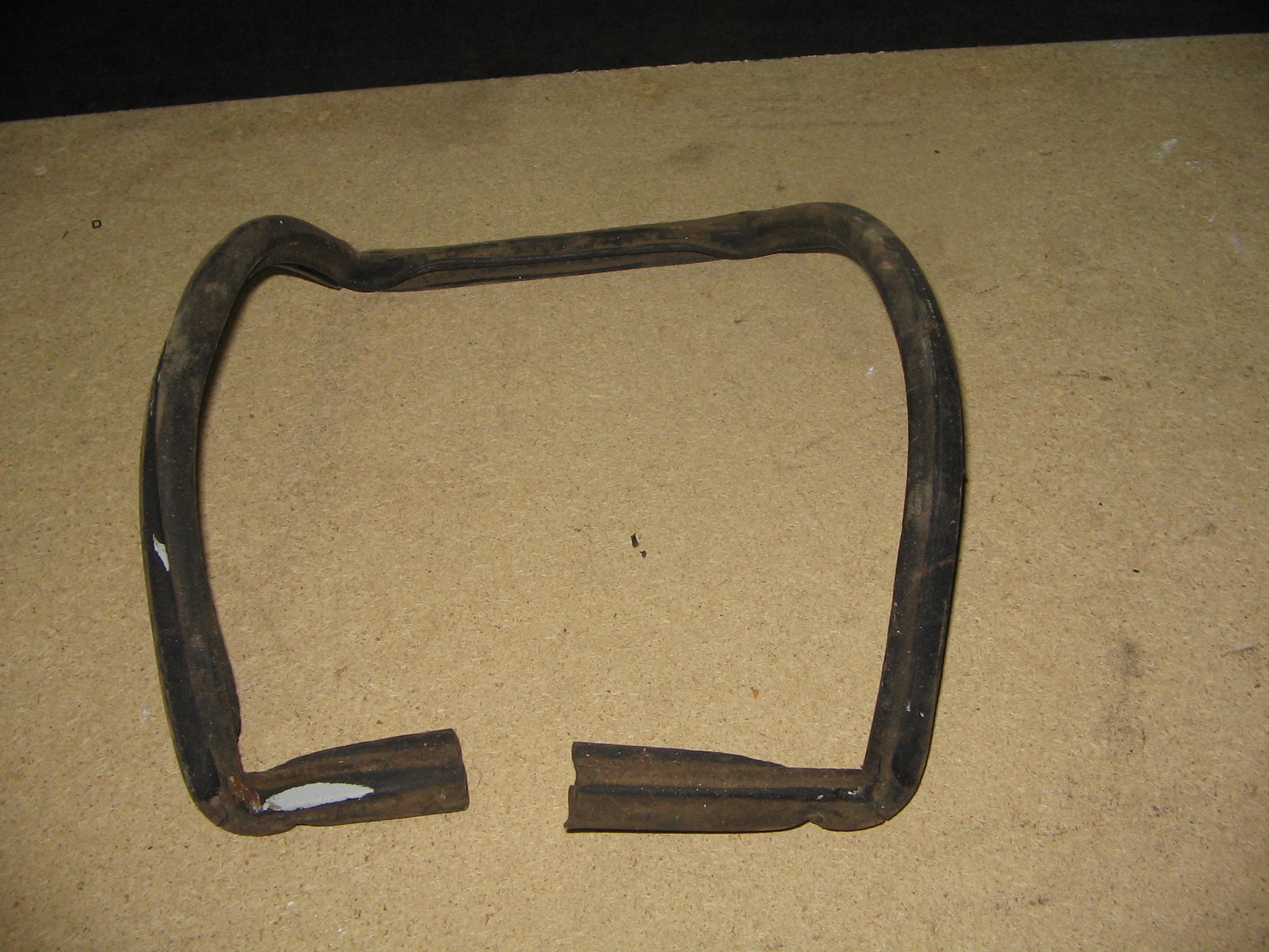 GUARNIZIONE CASSETTO PORTAOGGETTI LAMBRETTA USATA N.402